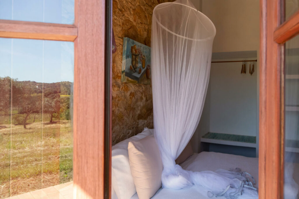 janela do quarto do apartamento no Monte da Casteleja