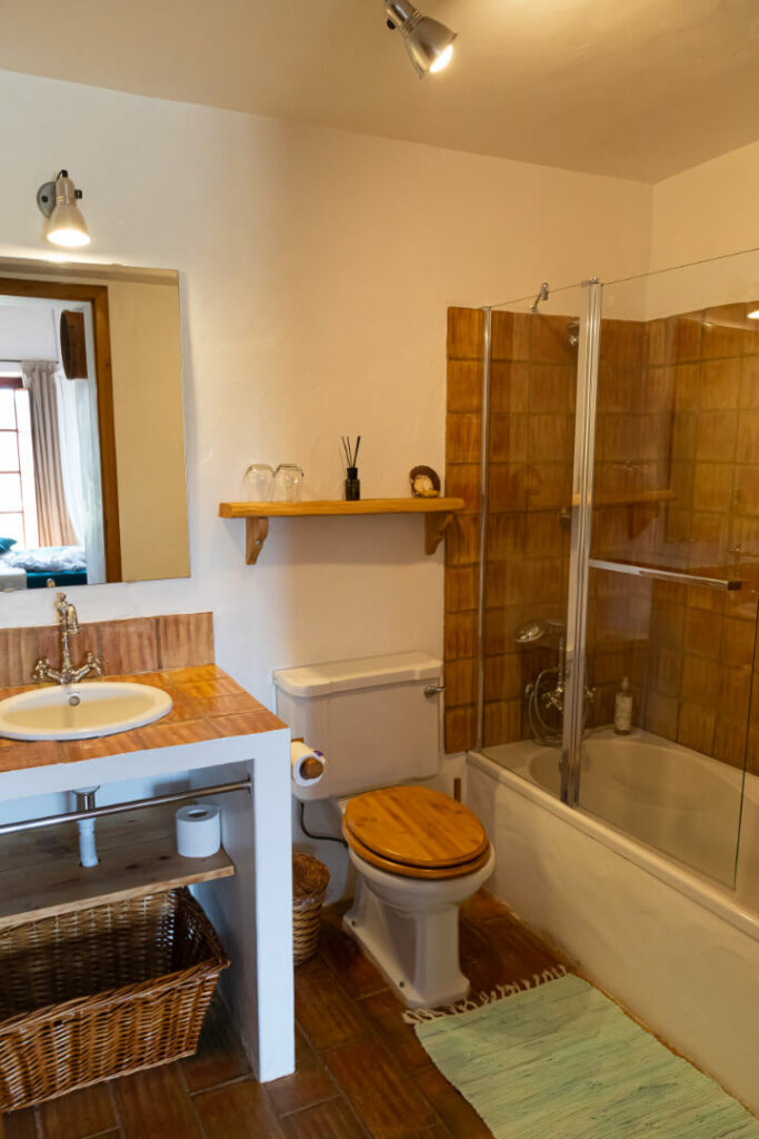 casa de banho do quarto azul no Monte da Casteleja