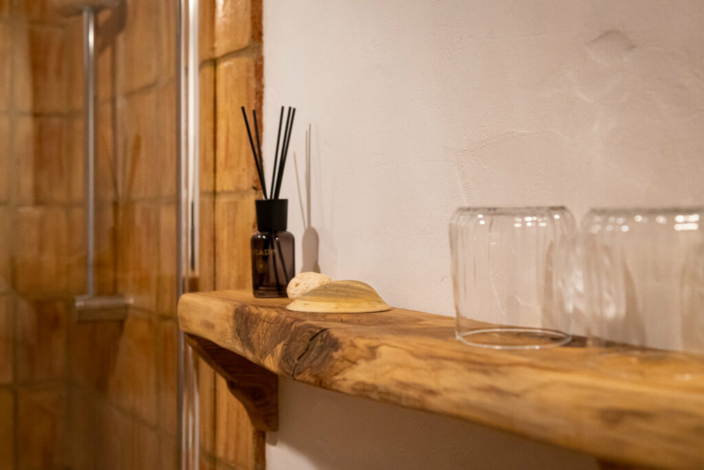 prateleira no quarto verde no Monte da Casteleja