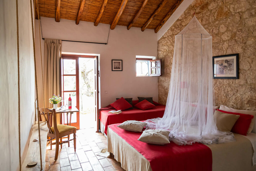 Quarto vermelho - agroturismo no Monte da Casteleja